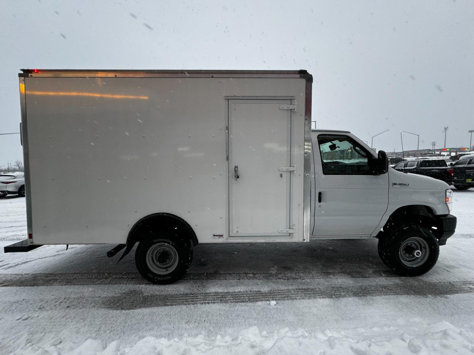 2022 WHITE /White FORD E-SERIES E-350 SD (1FDWE3FK7ND) with an 7.3L engine, Automatic transmission, located at 1960 Industrial Drive, Wasilla, 99654, (907) 274-2277, 61.573475, -149.400146 - Photo #5